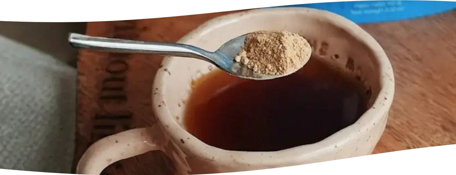 Media cucharadita de extracto de melena de león VitalSetas sobre una taza, lista para mezclar en una bebida