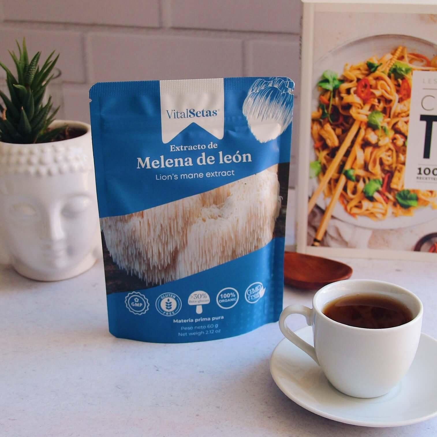 Extracto de Melena de León VitalSetas - 60 gramos en bolsa, con taza de té al lado.