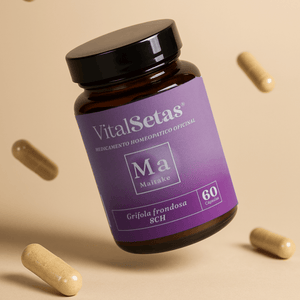 Frasco de cápsulas de Maitake VitalSetas con 60 cápsulas flotando sobre un fondo beige.