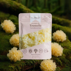 Extracto de Tremella VitalSetas - 60 gramos en paquete frente a setas Tremella en fondo natural.