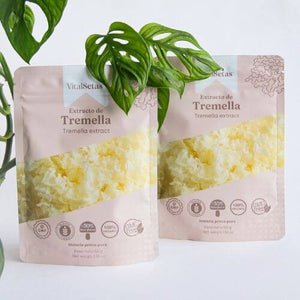 Extracto de Tremella VitalSetas - 60 gramos, paquetes de extracto de Tremella en fondo blanco con planta decorativa.