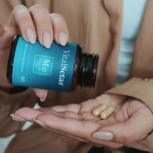 Cápsulas de Melena de León VitalSetas, frasco en la mano.