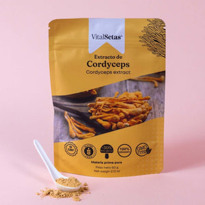 Extracto de Cordyceps VitalSetas - 60 gramos en presentación de bolsa con polvo de seta sobre fondo rosa.